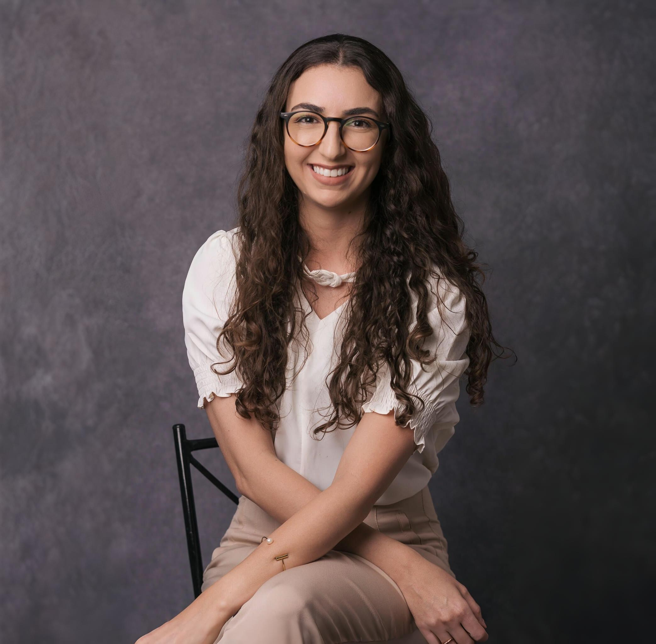 Consultório de psicologia com cadeira confortável e decoração tranquila